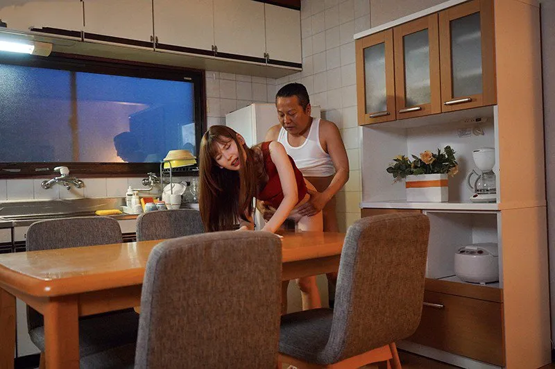 Cô gái nhỏ bị ông chồng mới của mẹ phang mỗi ngày, cho dù đã có người yêu